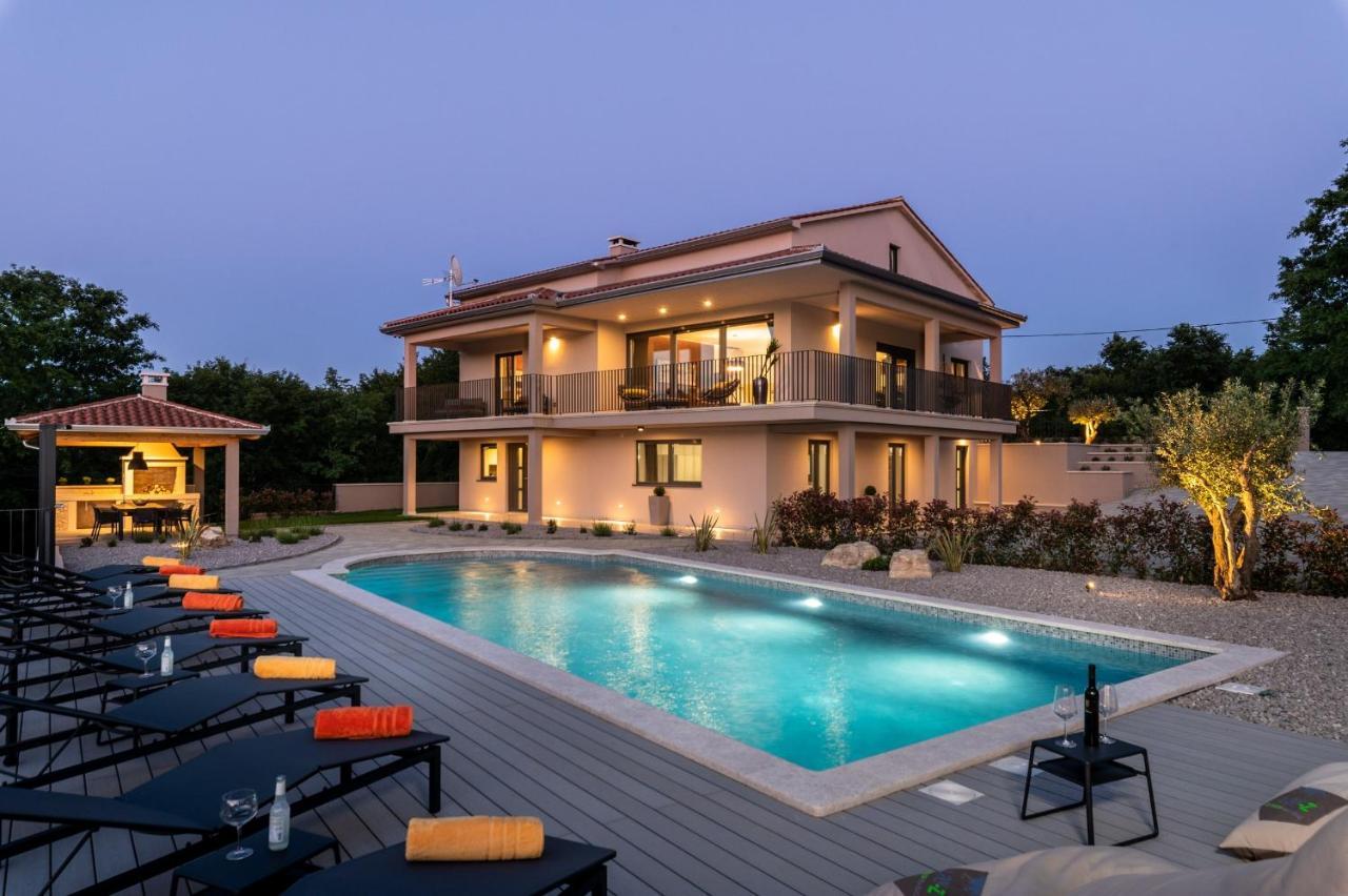 Luxury Villa Santa Cruz With Xl Pool And Jacuzzi Potpićan Exterior foto