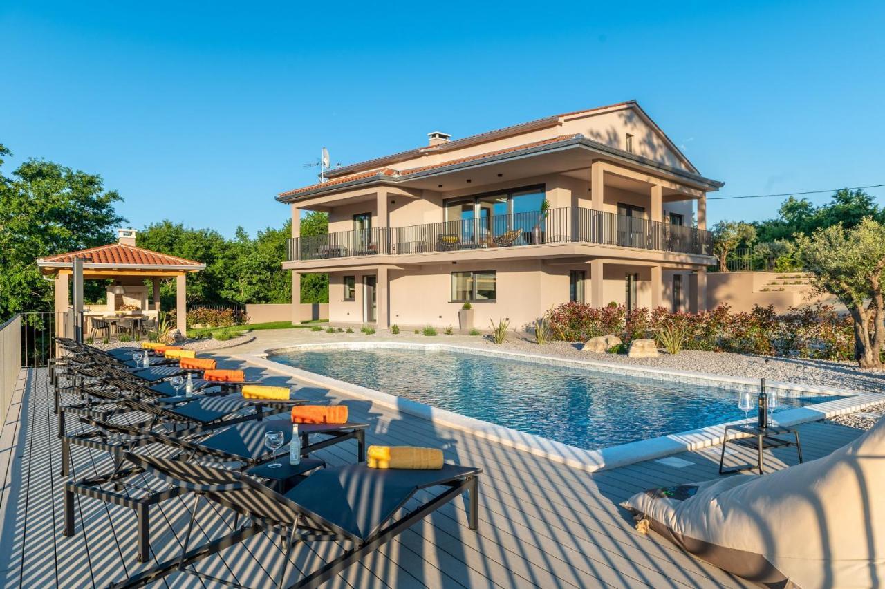 Luxury Villa Santa Cruz With Xl Pool And Jacuzzi Potpićan Exterior foto
